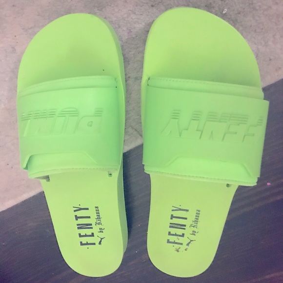 Fenty slides - Picture 1 of 2